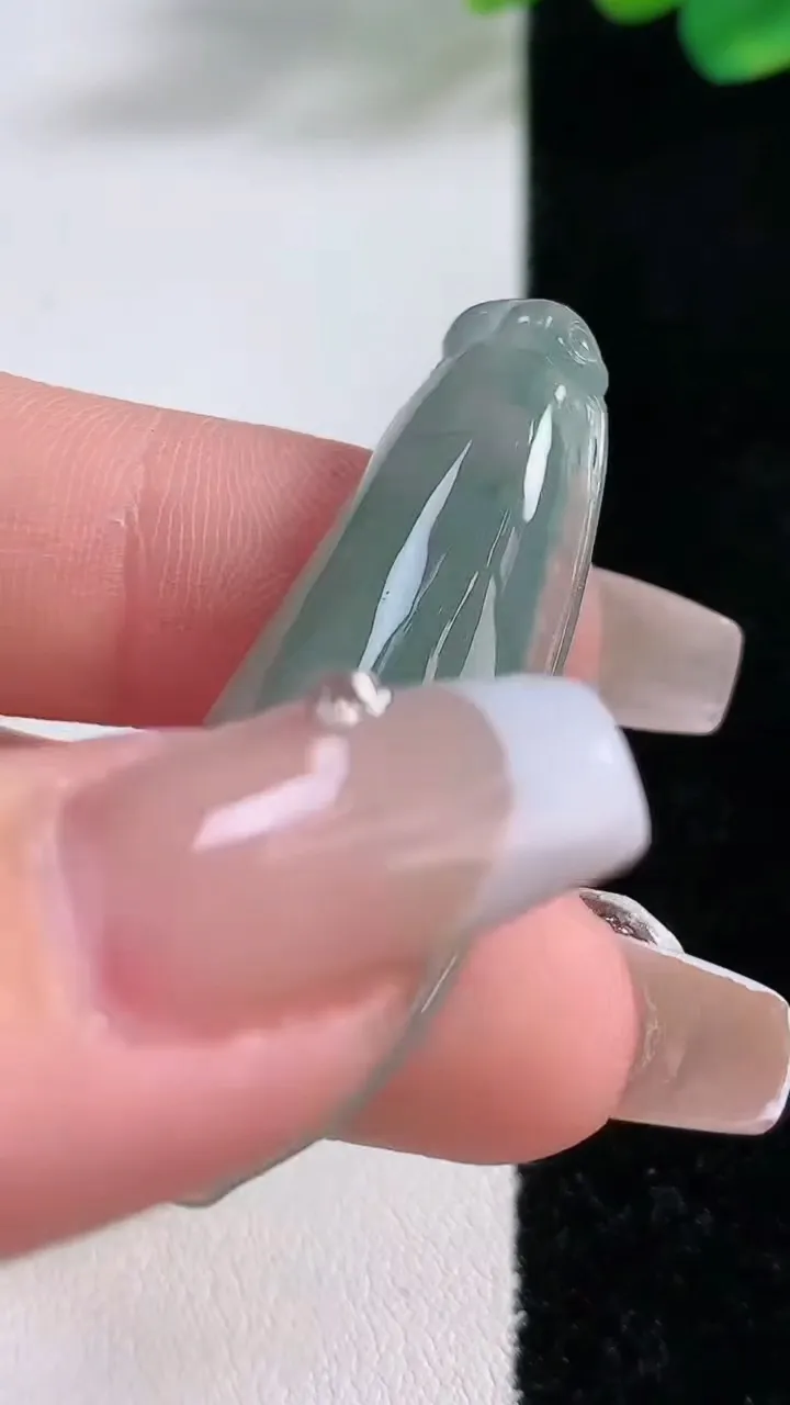 天然A货翡翠福瓜吊坠，尺寸43-17-6.3，重:6.82g
12月11日