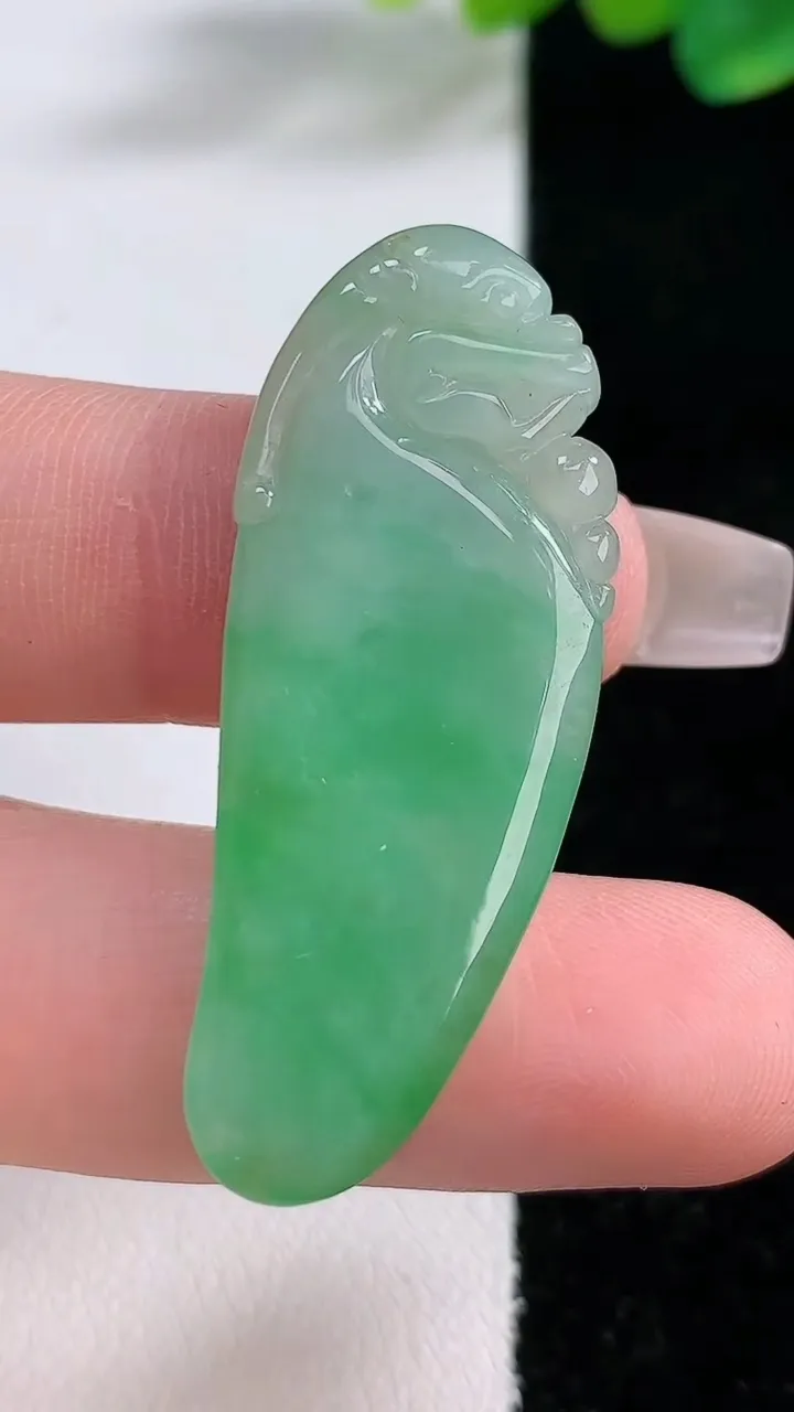 天然A货翡翠福瓜吊坠，尺寸42.5-16.8-4.8，重:6.84g
12月11日