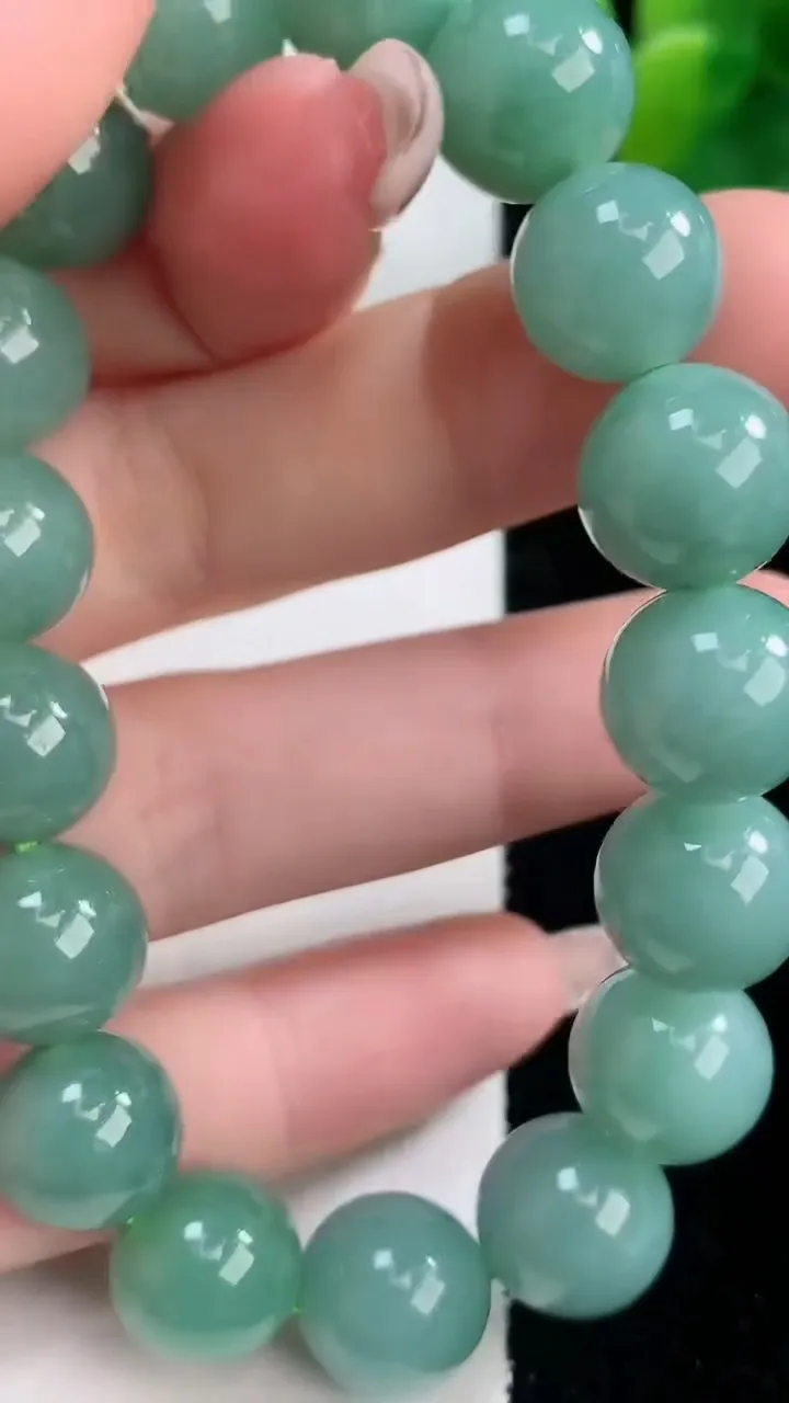 天然A货翡翠圆珠手串，尺寸11-17颗，重量:46.93g12月11日
工厂直销收藏佳品,种好水足，色泽均匀，有种有色，上手高大气！