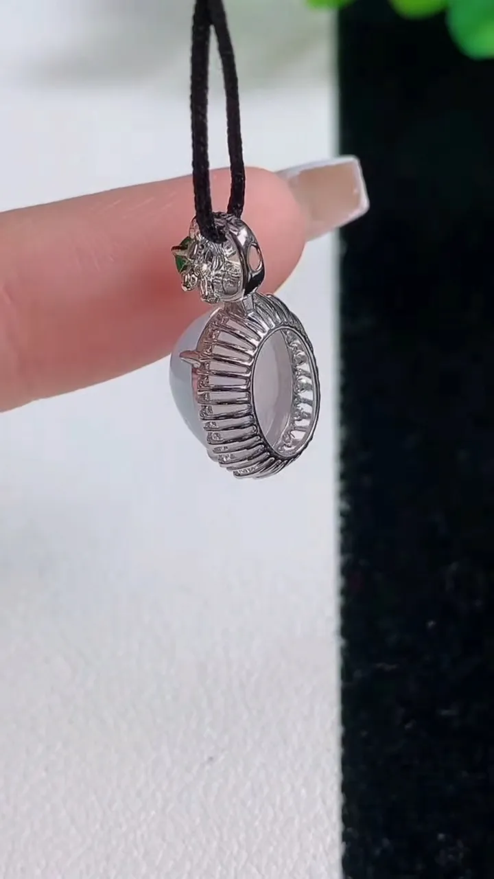 天然A货翡翠种白冰蛋面吊坠，尺寸19.5-11-8.9，裸石10.8-8.5重量:2.02g
12月11日