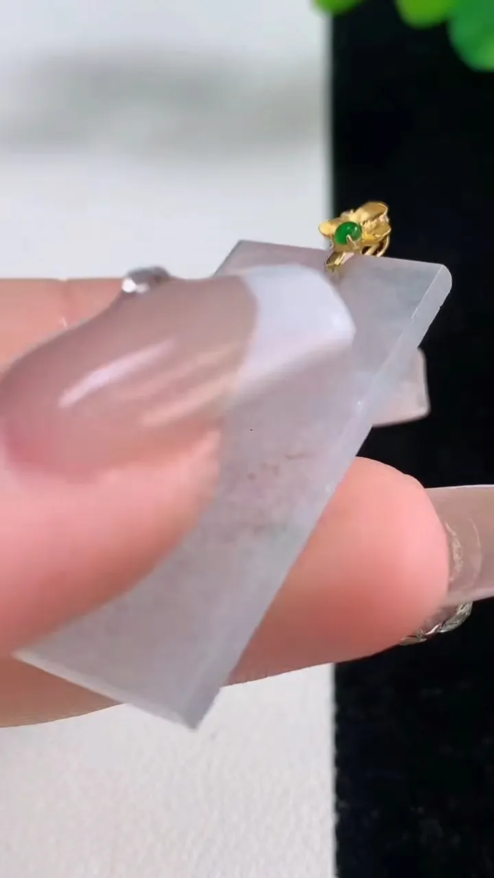 天然A货翡翠种白冰无事牌吊坠，尺寸34.6-18.3-2.2，重量:4.92g
12月11日