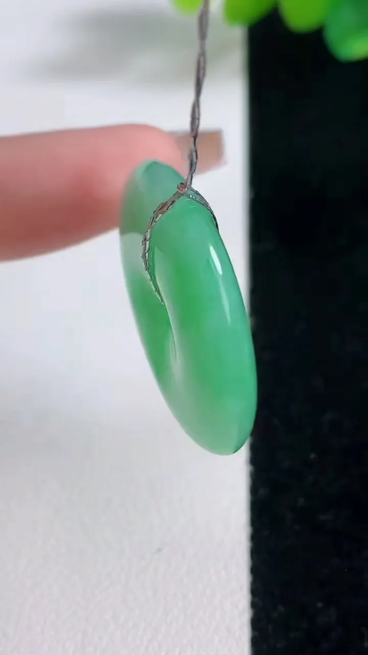天然A货翡翠平安扣吊坠，尺寸27.6-5.6，重量:9.48g
12月11日
