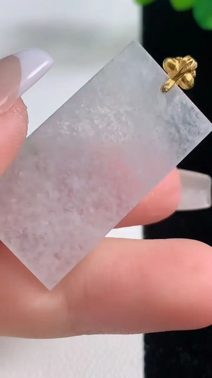 天然A货翡翠种白冰无事牌吊坠，尺寸34.6-18.3-2.2，重量:4.92g
12月11日