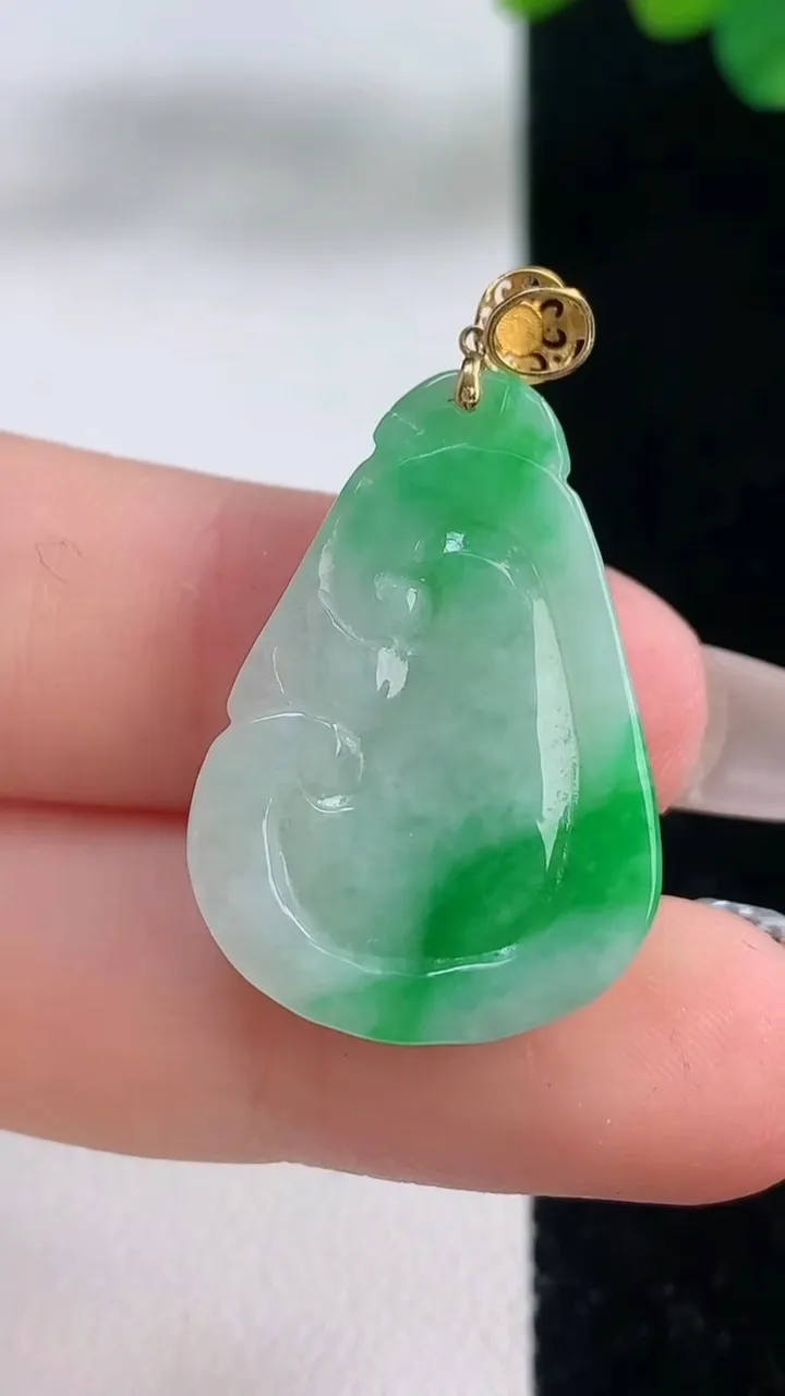 天然A货翡翠如意吊坠，尺寸27.2-19.2-5.5，重量:5.15g
12月11日