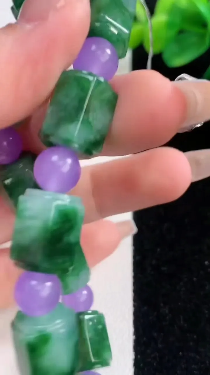 天然A货翡翠路路通手串，尺寸13-10.5-10颗，重量:47.88g12月11日
工厂直销收藏佳品,种好水足，色泽均匀，有种有色，上手高大气！