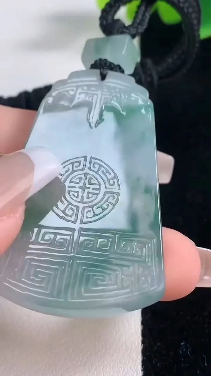 天然A货翡翠种飘花仿古无事牌吊坠，尺寸48.6-32.3-5.8，重量:39.04g
12月11日