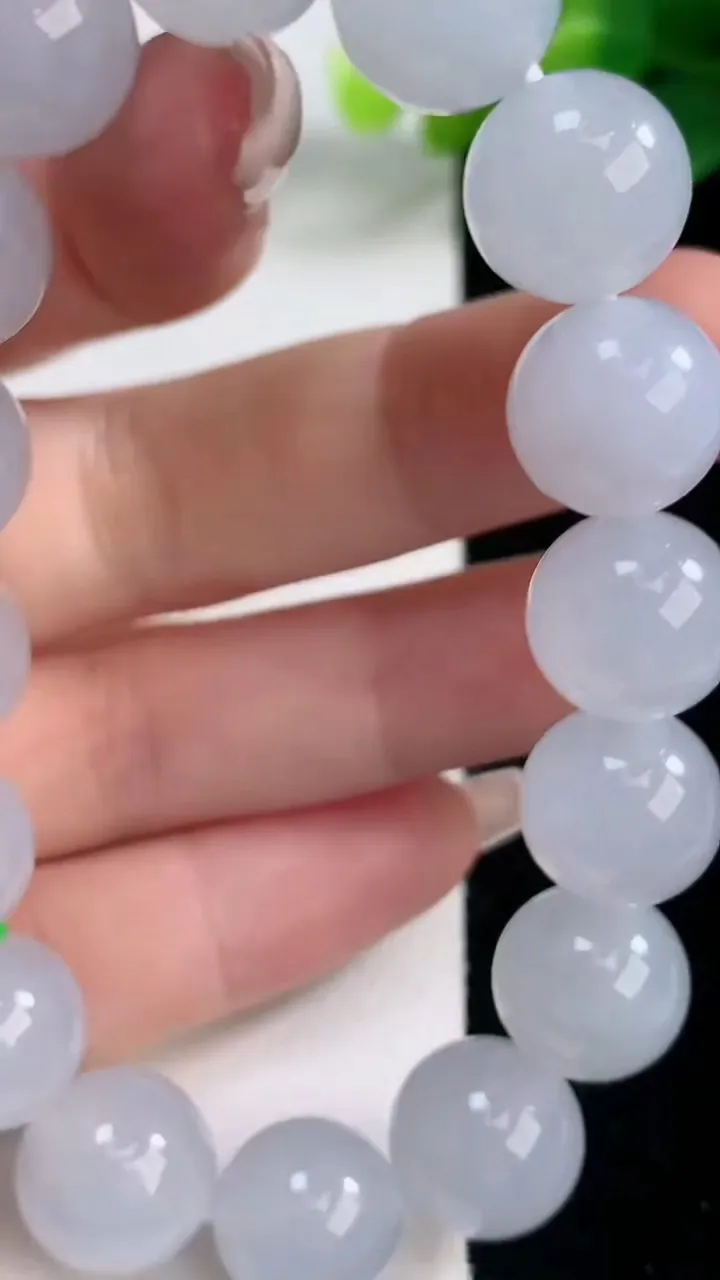 天然A货翡翠圆珠手串，尺寸12.5-16颗，重量:51.98g12月11日
工厂直销收藏佳品,种好水足，色泽均匀，有种有色，上手高大气！