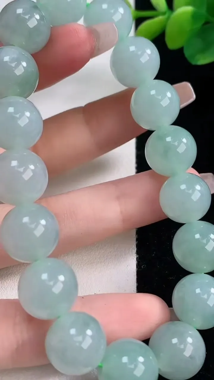 天然A货翡翠圆珠手串，尺寸12.8-17颗，重量:60.67g12月11日
工厂直销收藏佳品,种好水足，色泽均匀，有种有色，上手高大气！