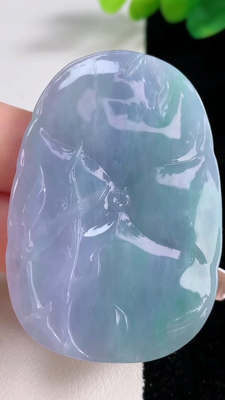 天然A货翡翠紫罗兰和和美美 荷叶鱼吊坠，尺寸55-37-9，重:29.97g
12月11日