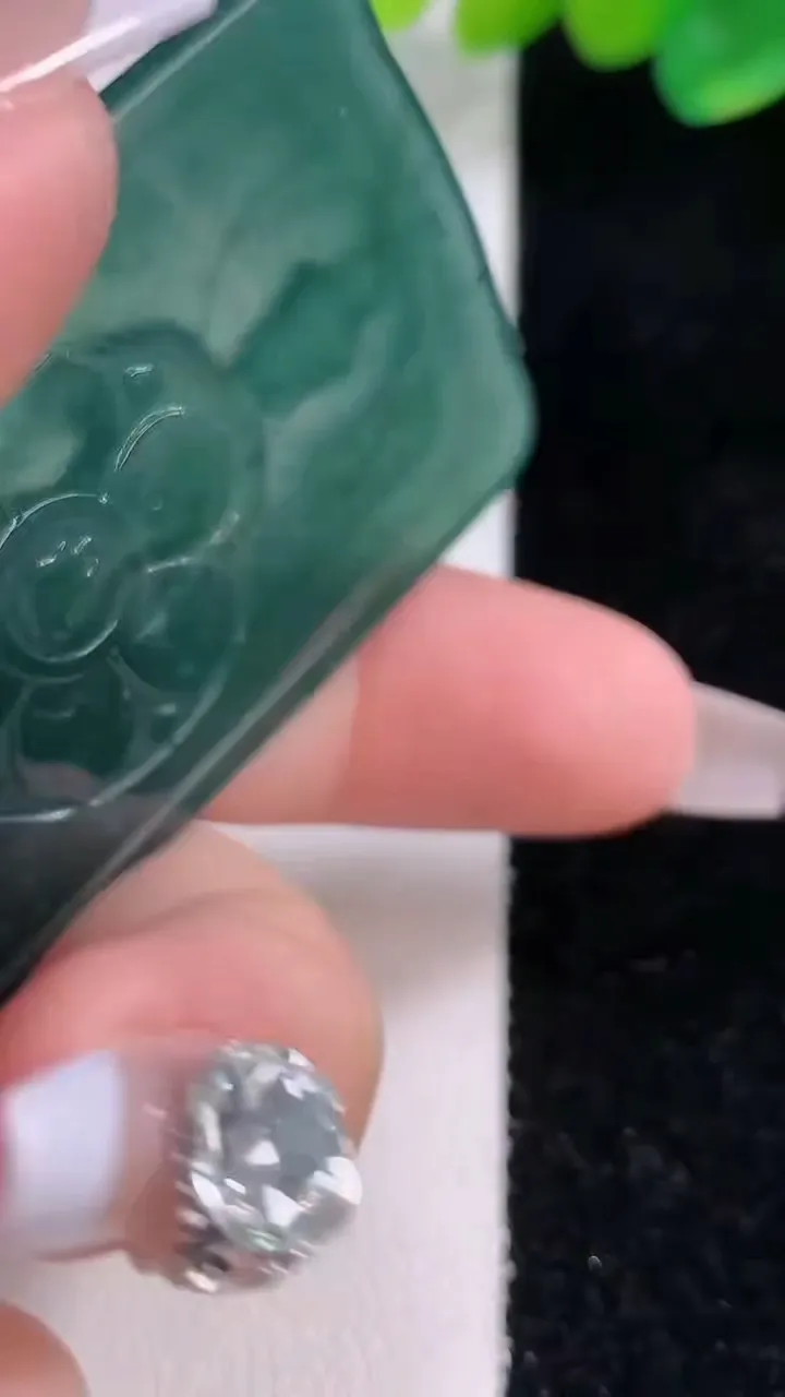 天然A货翡翠蓝水文殊菩萨吊坠，尺寸57-33.6-5.5，重:24.79g
12月11日