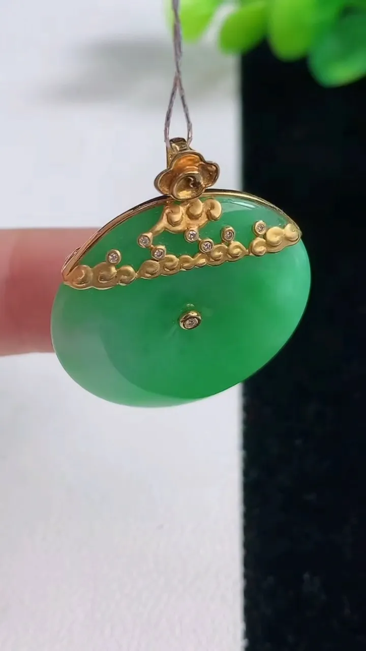 天然A货翡翠平安扣吊坠，尺寸25.6-6.2，重量:8.74g
12月11日