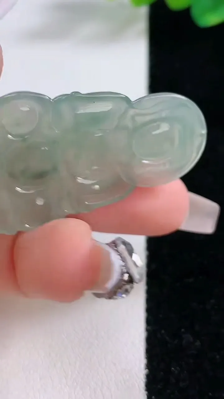 天然A货翡翠观音菩萨吊坠，尺寸42.3-25.1-4.3，重:7.62g
12月11日