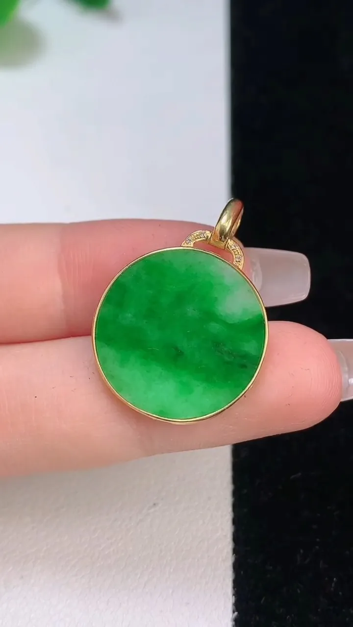 天然A货翡翠无事牌吊坠，尺寸28-20-2，重:2.54g
12月11日