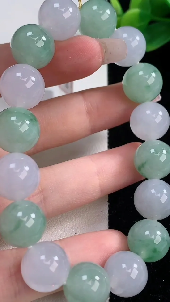 天然A货翡翠圆珠手串，尺寸12.2-16颗，重量:53.49g12月11日
工厂直销收藏佳品,种好水足，色泽均匀，有种有色，上手高大气！
