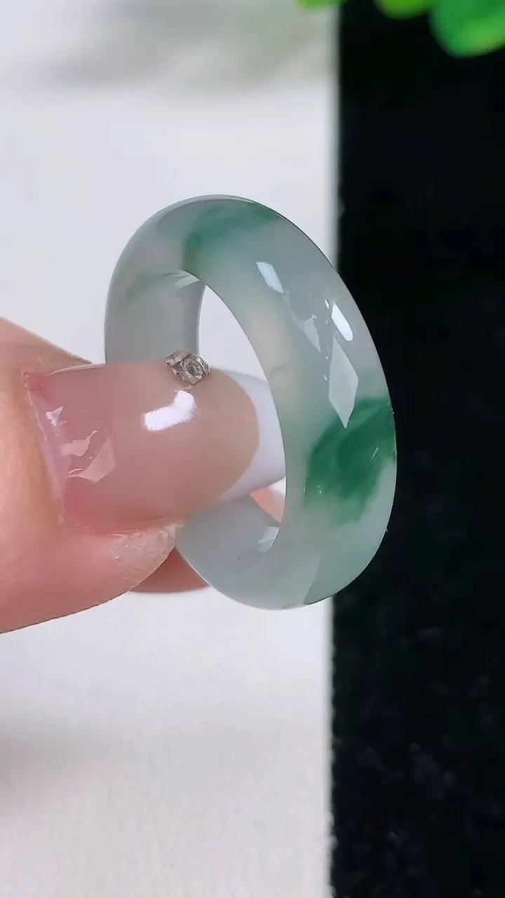 天然A货翡翠冰种飘花指环戒指，尺寸17.6-6.8-4.3，重:5.96g2025年12月11日
工厂直销收藏佳品,种好水足，色泽均匀，有种有色，上手高大气！