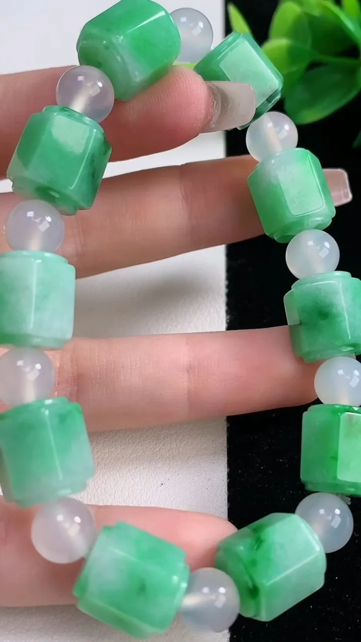 天然A货翡翠路路通手串，尺寸12-11.6-10颗，重量:46.33g12月11日
工厂直销收藏佳品