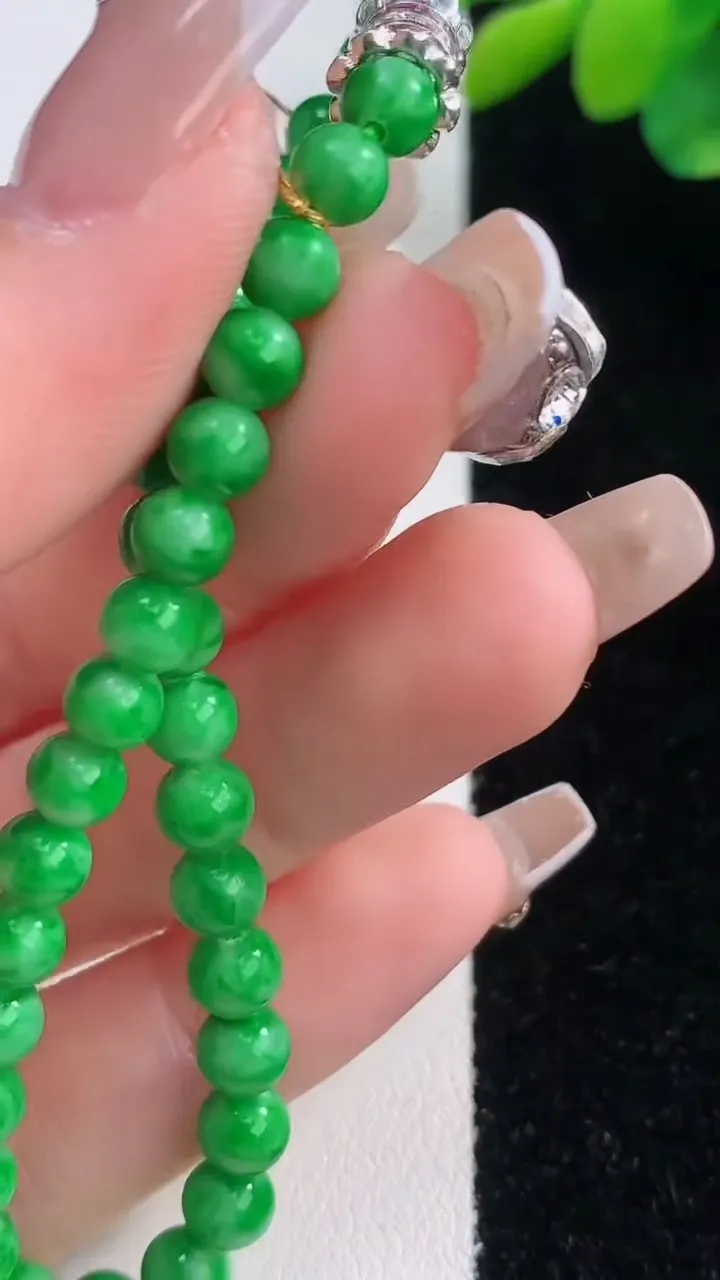 天然A货翡翠圆珠手串，尺寸5.2-35颗，重量:8.83g12月11日
工厂直销收藏佳品,种好水足，色泽均匀，有种有色，上手高大气！