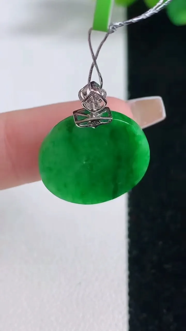 天然A货翡翠无事牌吊坠，尺寸18.4-2.7，重量:3.26g
12月11日