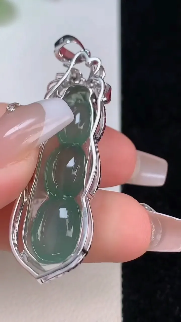 天然A货翡翠福豆吊坠，尺寸54-15.3-10，重:8.48g
12月11日