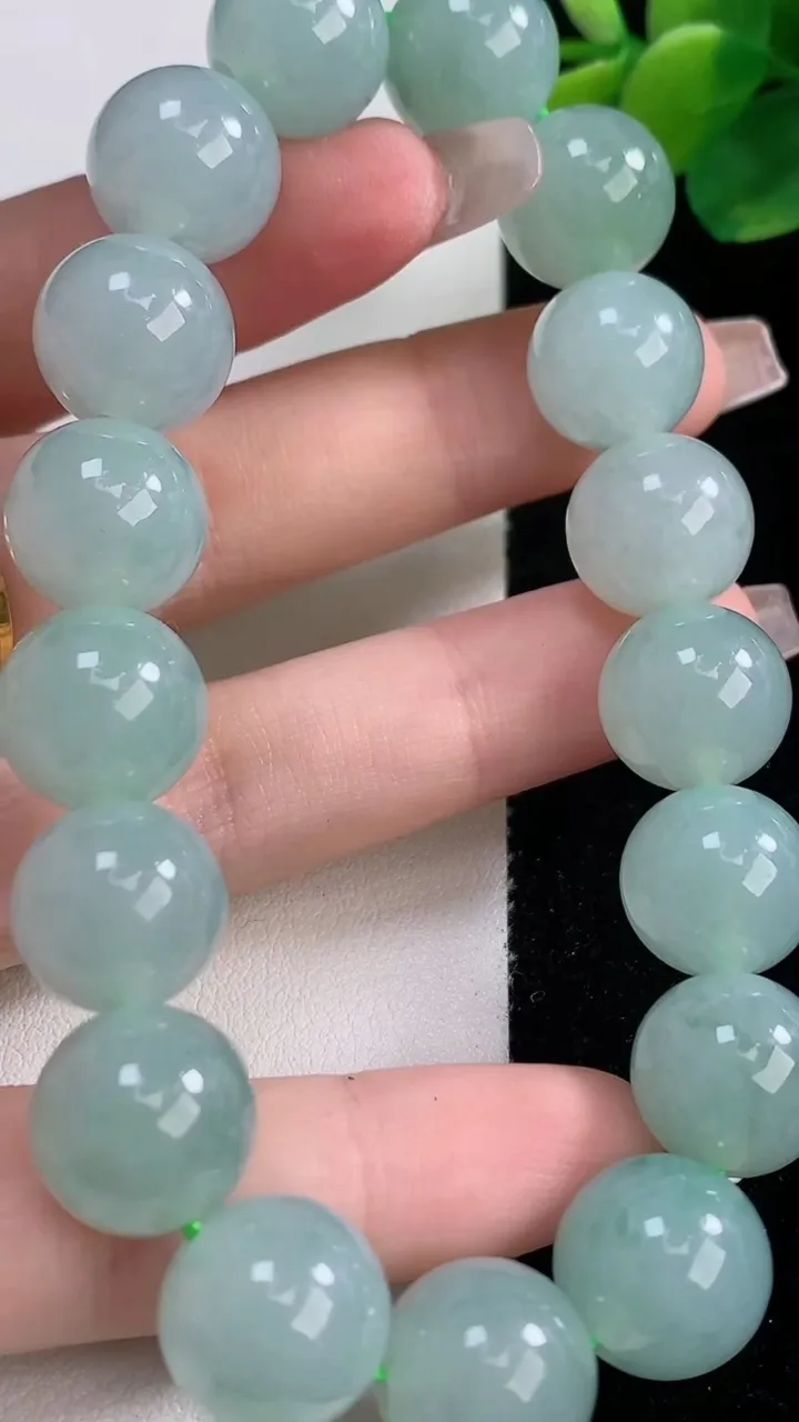 天然A货翡翠圆珠手串，尺寸12.8-17颗，重量:60.67g12月11日
工厂直销收藏佳品,种好水