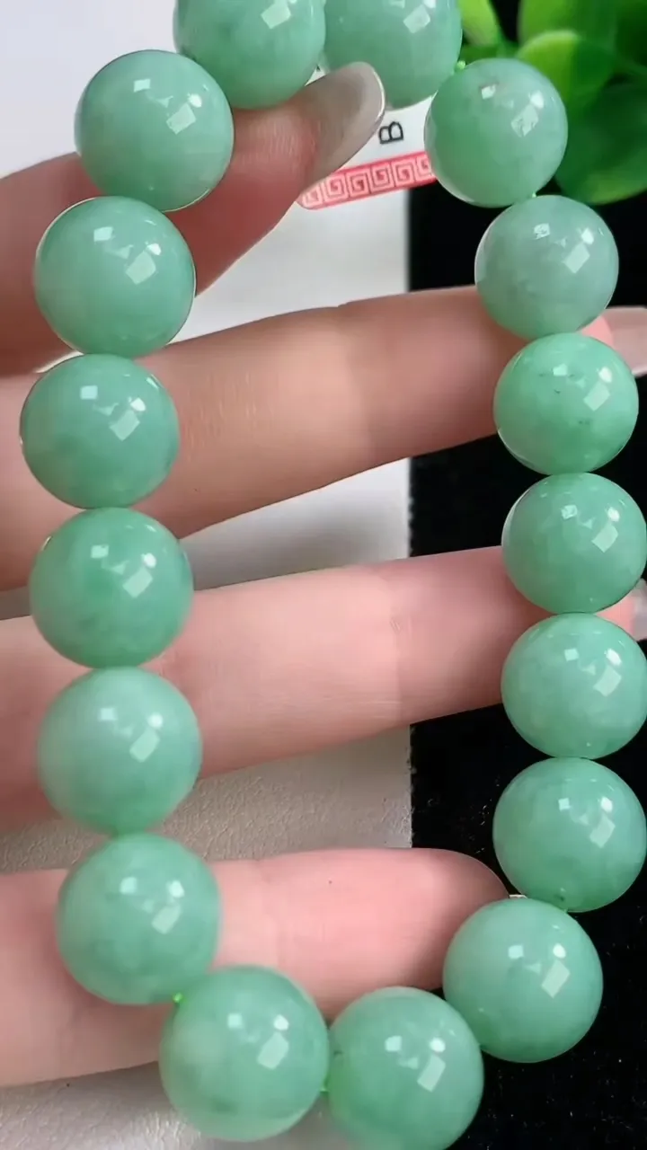 天然A货翡翠圆珠手串，尺寸12-17颗，重量:49.86g12月11日
工厂直销收藏佳品,种好水足，色泽均匀，有种有色，上手高大气！