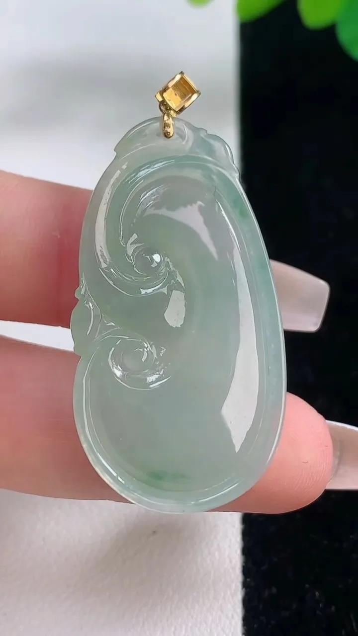天然A货翡翠如意吊坠，尺寸39.2-20.8-5.7，重量:9.18g
12月11日