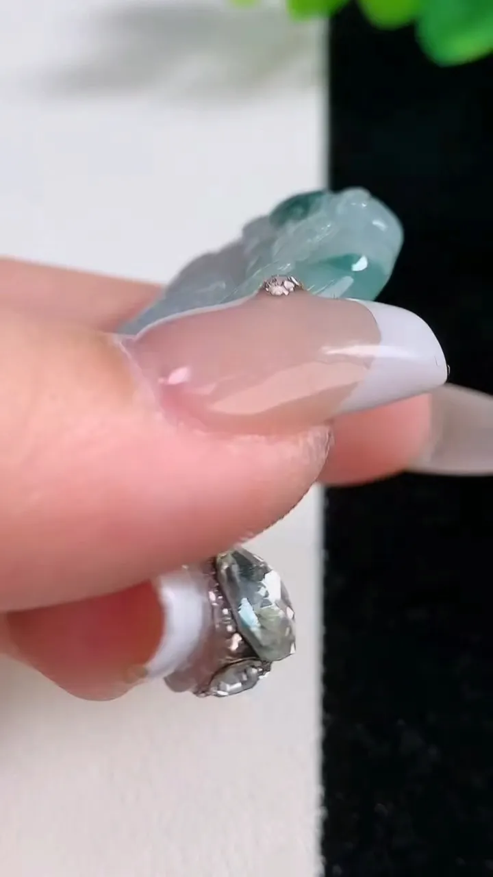 天然A货翡翠飘花观音菩萨吊坠，尺寸59-32-11，重:21.43g
12月11日