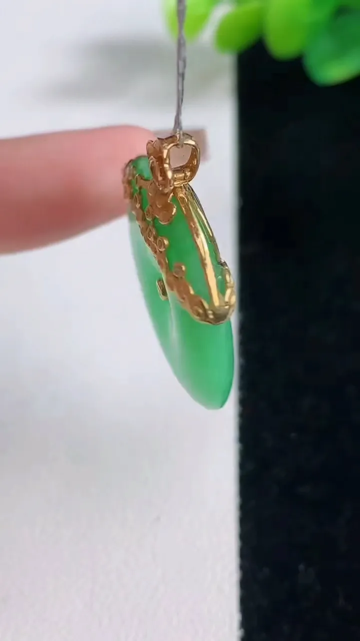 天然A货翡翠平安扣吊坠，尺寸25.6-6.2，重量:8.74g
12月11日