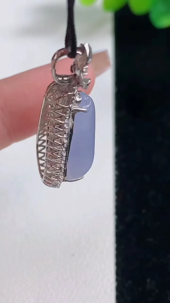 天然A货翡翠18K金紫罗兰福瓜吊坠，尺寸32.7-12.3-10.4，裸石20.5-9.6重量:g
12月11日