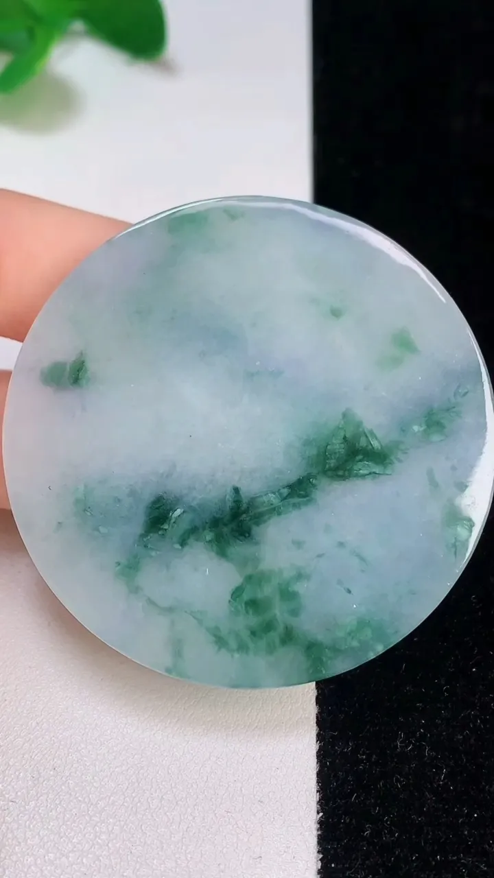 天然A货翡翠飘花无事牌镶嵌件，尺寸52.4-6.5，重:46.65g
12月11日