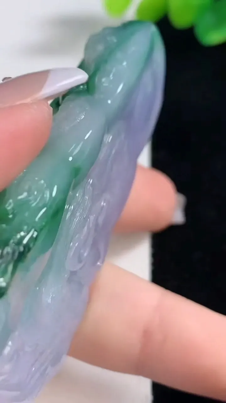 天然A货翡翠春带彩紫罗兰龙牌，尺寸68.2-34.3-12.5，重量:57.80g
12月11日