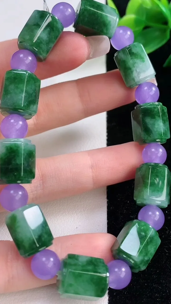 天然A货翡翠路路通手串，尺寸13-10.5-10颗，重量:47.88g12月11日
工厂直销收藏佳品