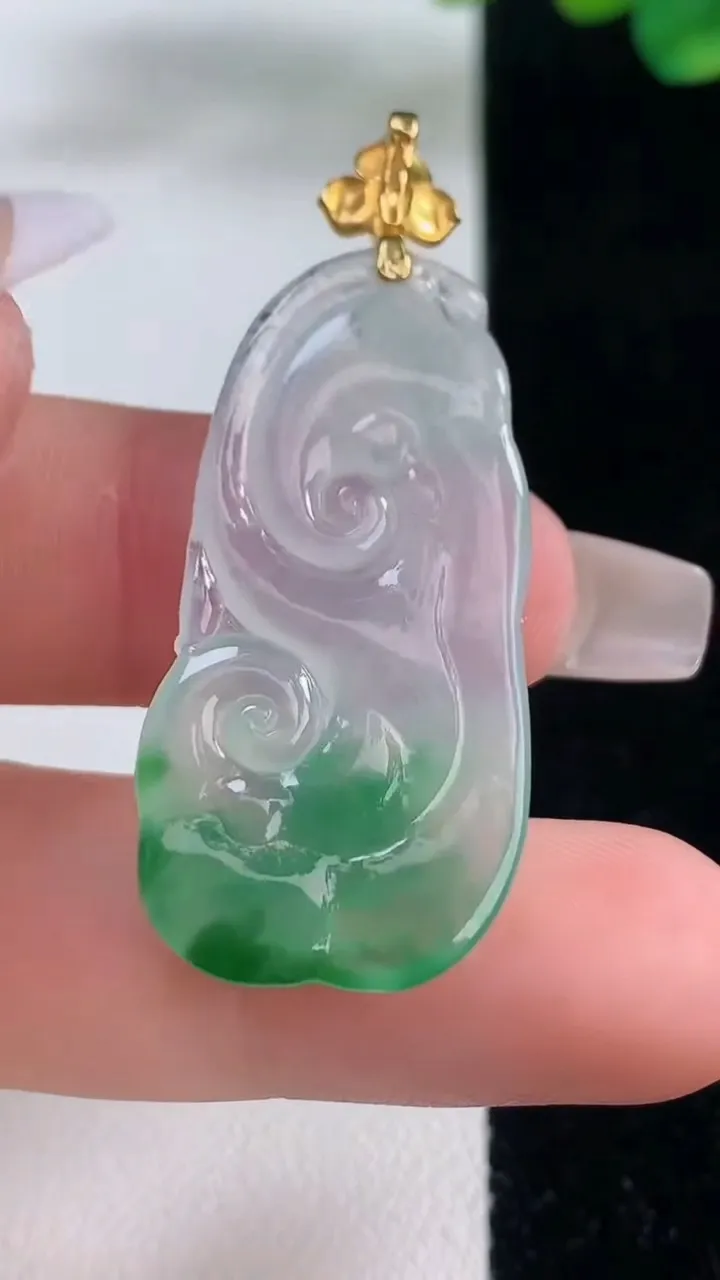天然A货翡翠如意吊坠，尺寸34.7-17.8-4.4，重量:5.27g
12月11日