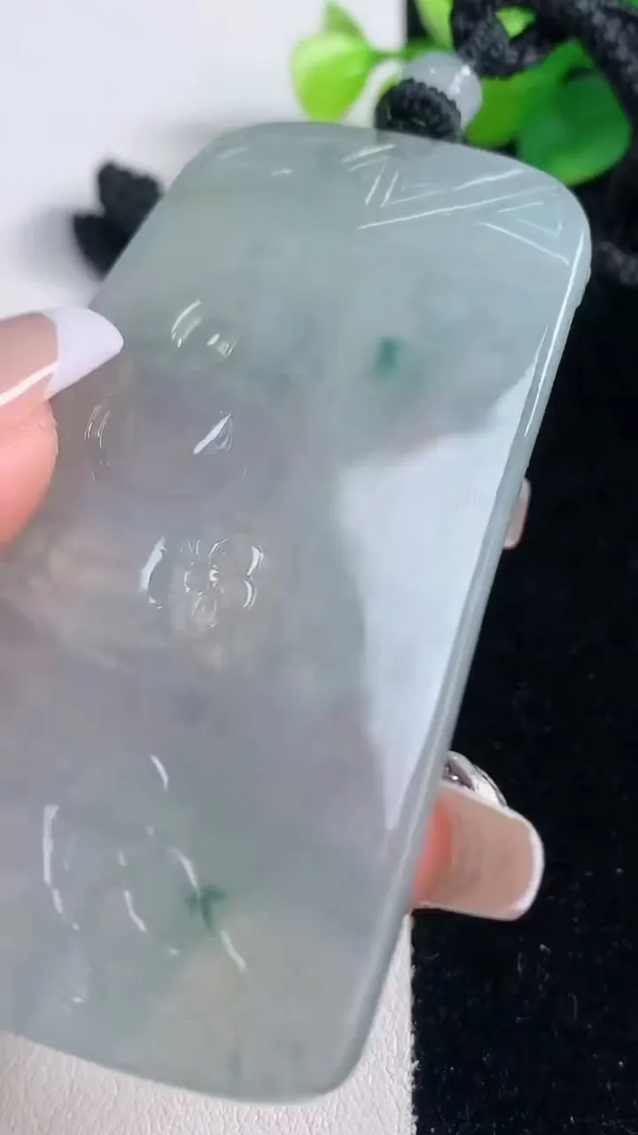 天然A货翡翠种飘花虚空藏菩萨吊坠，尺寸68-42.2-5.3，重量:42.44g
12月11日