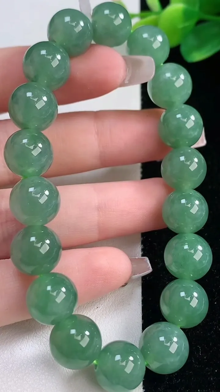 天然A货翡翠圆珠手串，尺寸11-18颗，重量:42.64g12月11日
工厂直销收藏佳品,种好水足，色泽均匀，有种有色，上手高大气！