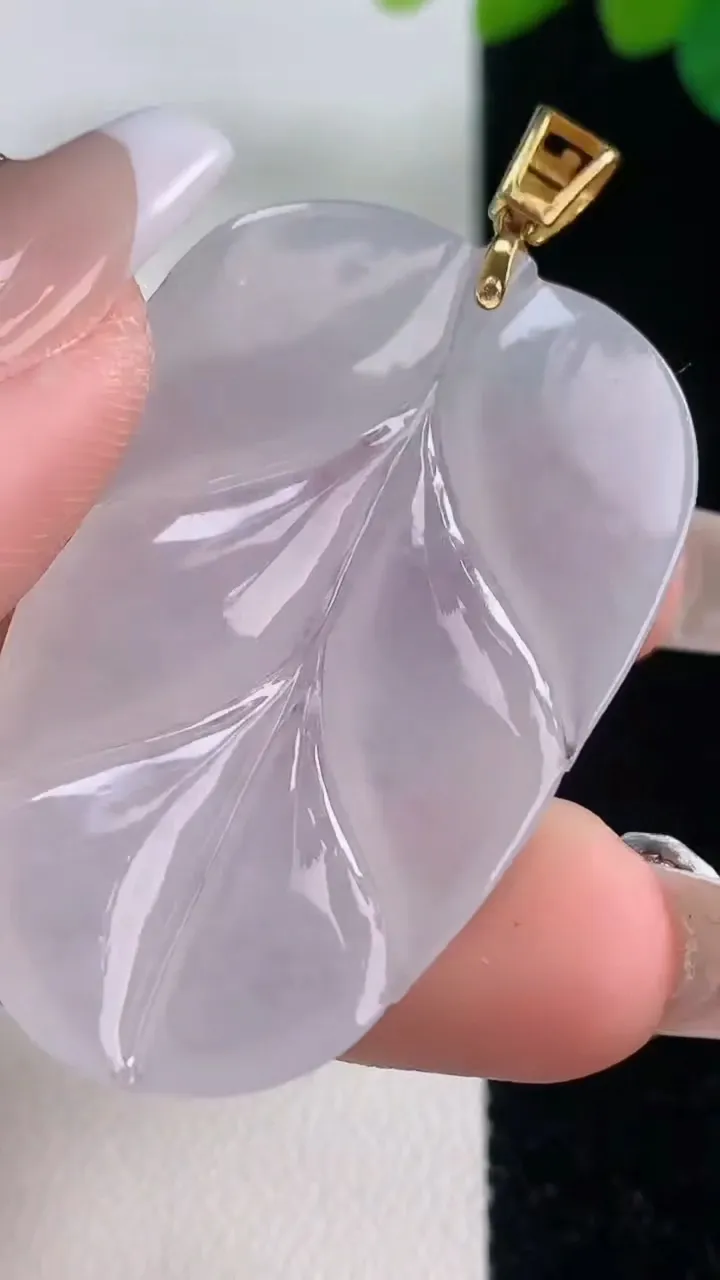 天然A货翡翠种白冰金枝玉叶 叶子吊坠，尺寸42.8-28-5，重量:13.44g
12月11日