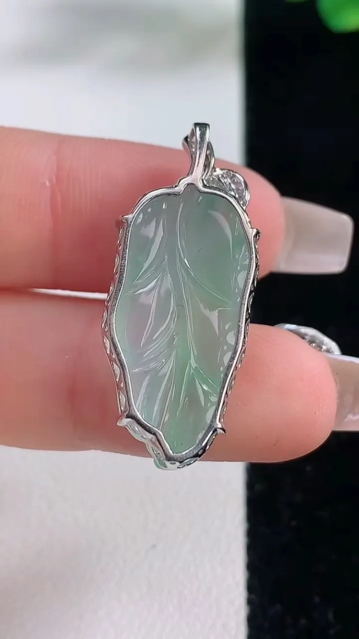 天然A货翡翠金枝玉叶  叶子吊坠，尺寸26-12.7-7，重量:3.97g
12月11日