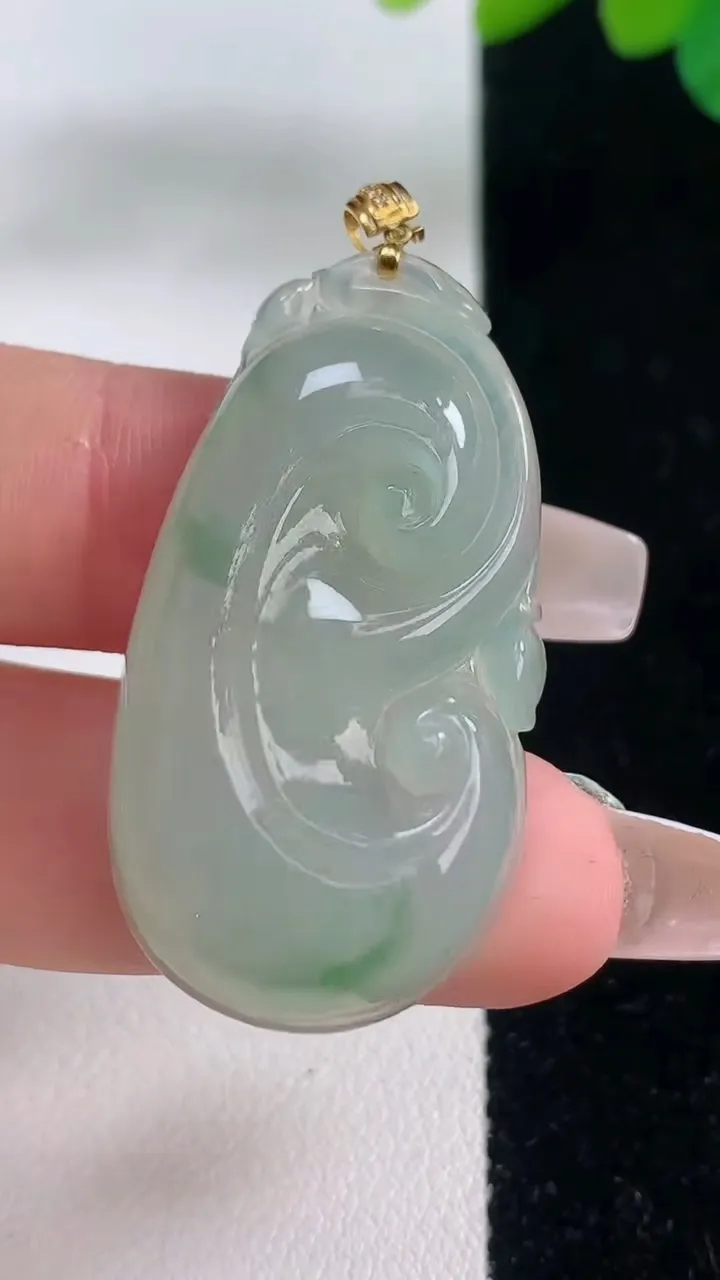天然A货翡翠如意吊坠，尺寸39.2-20.8-5.7，重量:9.18g
12月11日