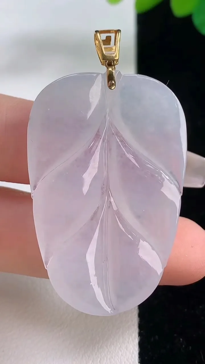 天然A货翡翠种白冰金枝玉叶 叶子吊坠，尺寸42.8-28-5，重量:13.44g
12月11日