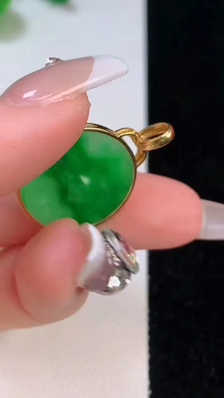 天然A货翡翠无事牌吊坠，尺寸28-20-2，重:2.54g
12月11日