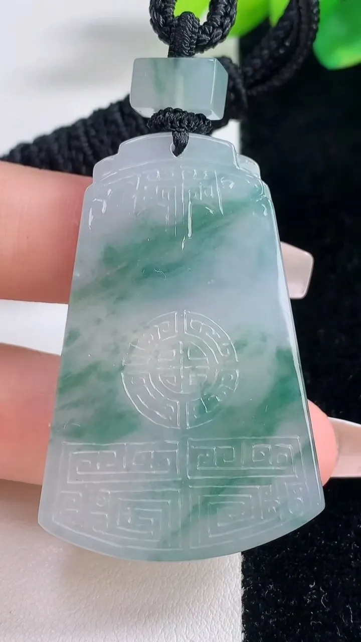 天然A货翡翠种飘花仿古无事牌吊坠，尺寸48.6-32.3-5.8，重量:39.04g
12月11日