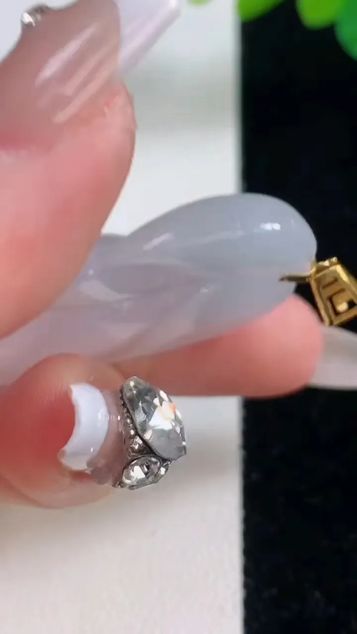 天然A货翡翠种白冰金枝玉叶 叶子吊坠，尺寸42.8-28-5，重量:13.44g
12月11日