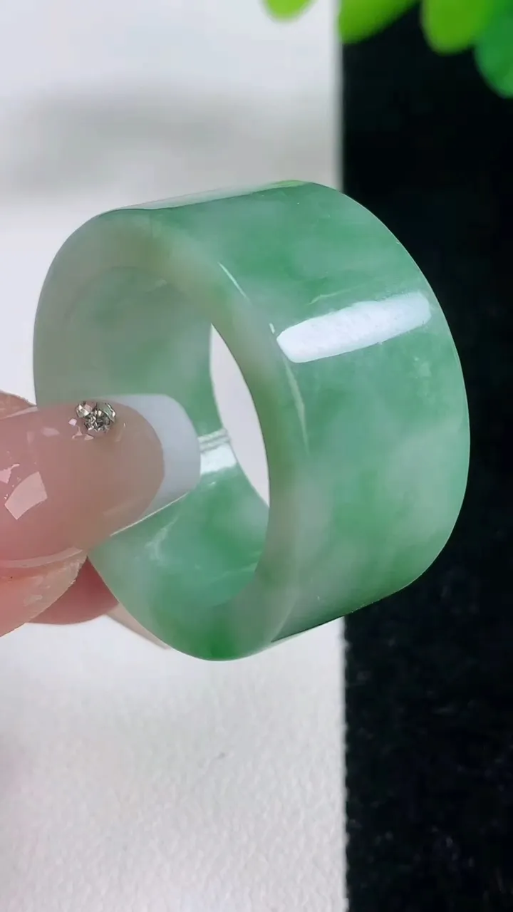 天然A货翡翠指环扳指，尺寸23.5-13.7-4，重量:16.45g2025年12月11日
工厂直销