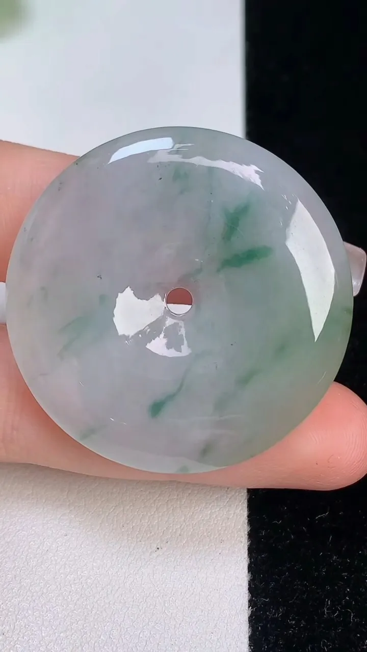 天然A货翡翠飘花平安扣吊坠，尺寸38.7-5.6，重:17.60g
12月11日