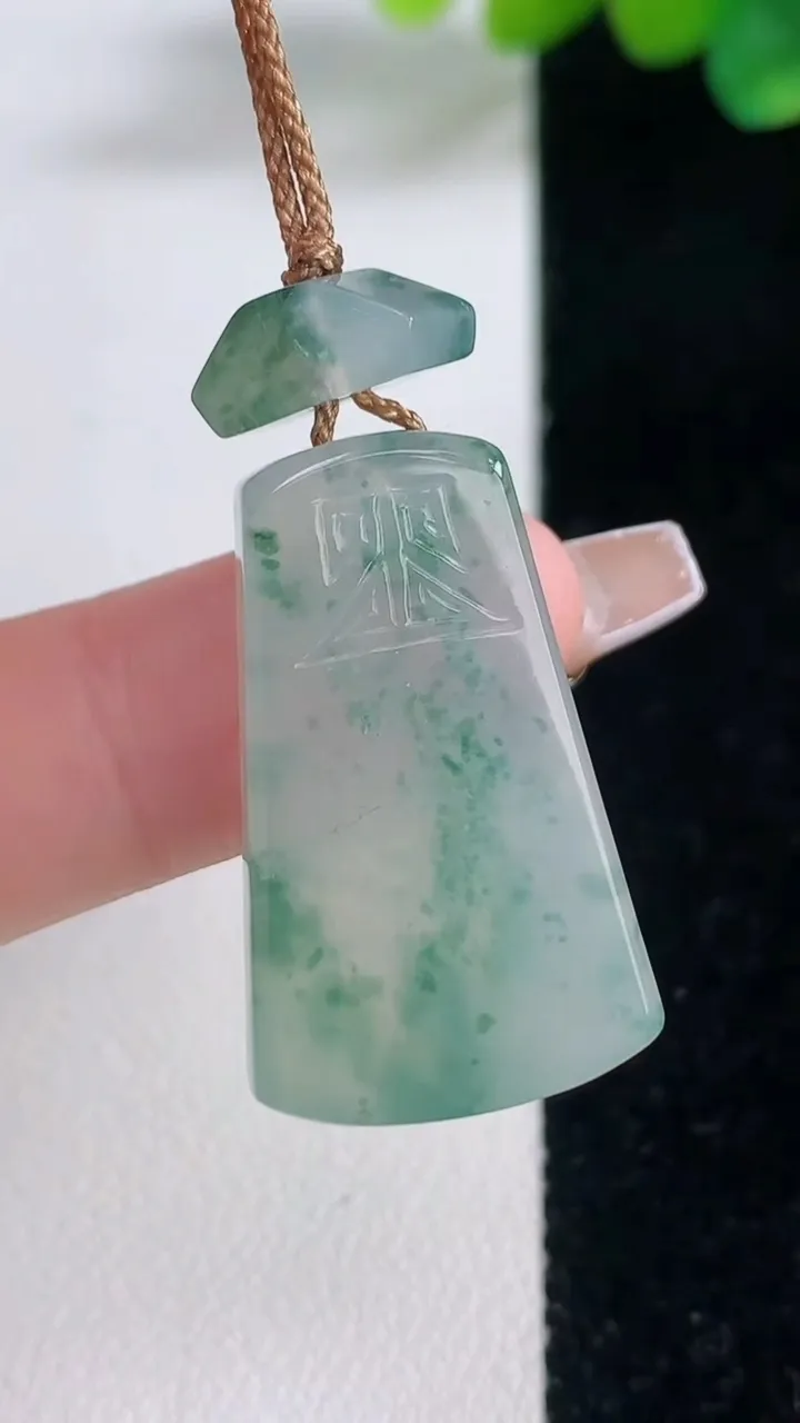 天然A货翡翠冰种飘花仿古无事牌吊坠，尺寸28.3-16.7-5.8，重量:8.51g
12月11日