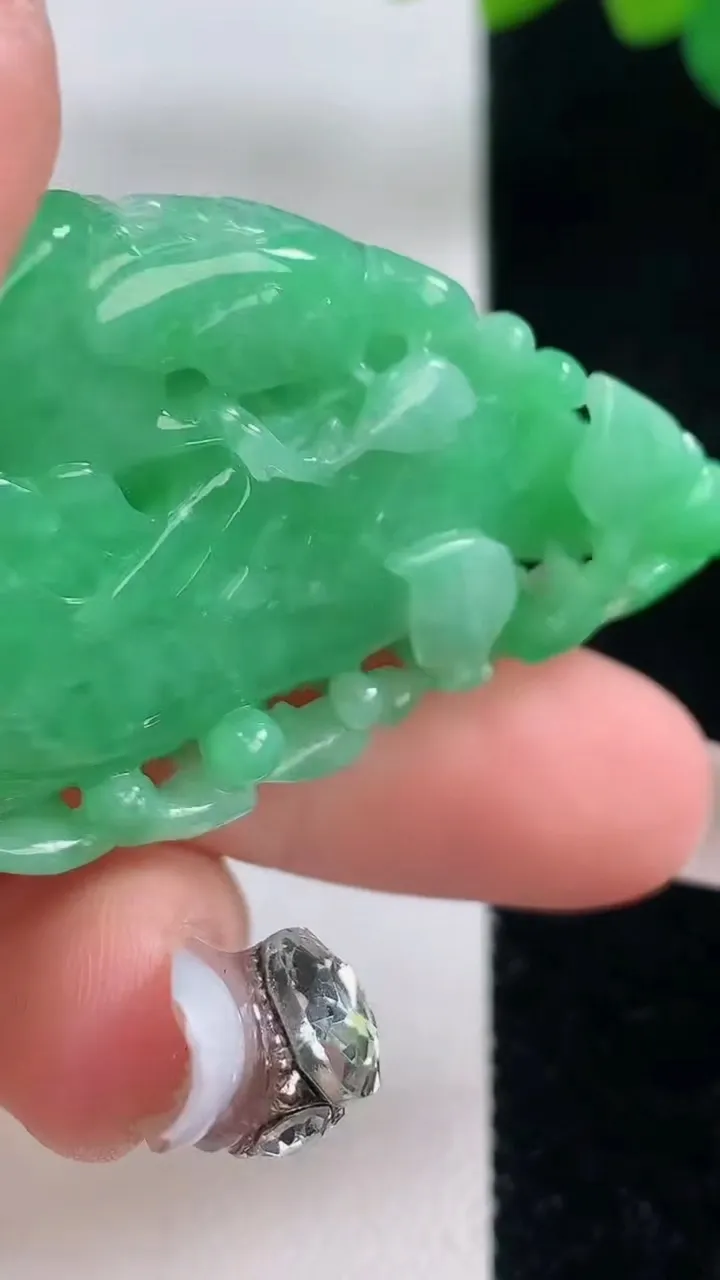 天然A货翡翠鸟语花香吊坠，尺寸46.5-29.6-13.3，重量:23.75g
12月11日