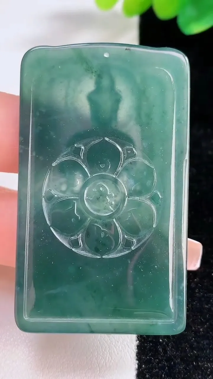 天然A货翡翠蓝水文殊菩萨吊坠，尺寸57-33.6-5.5，重:24.79g
12月11日