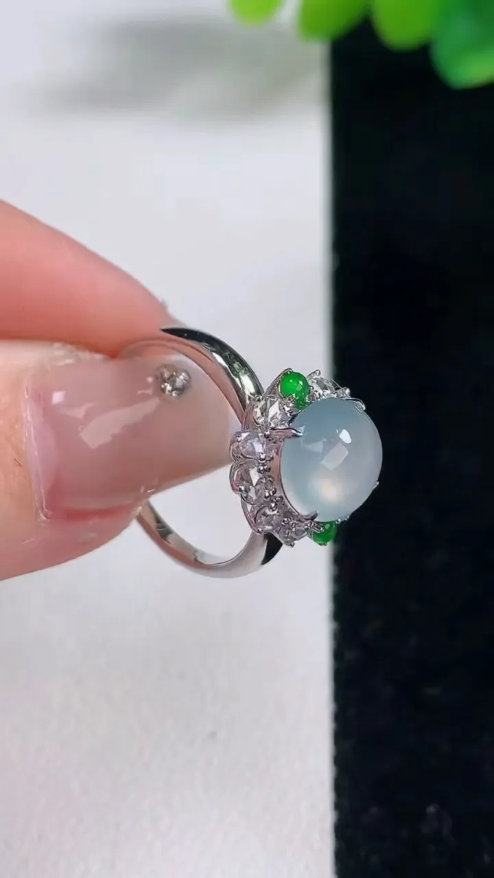 天然A货翡翠种白冰蛋面戒指，尺寸17.5-9-7.8-9.2，重量:2.45g2025年12月11日
工厂直销收藏佳品,种好水足，色泽均匀，有种有色，上手高大气！