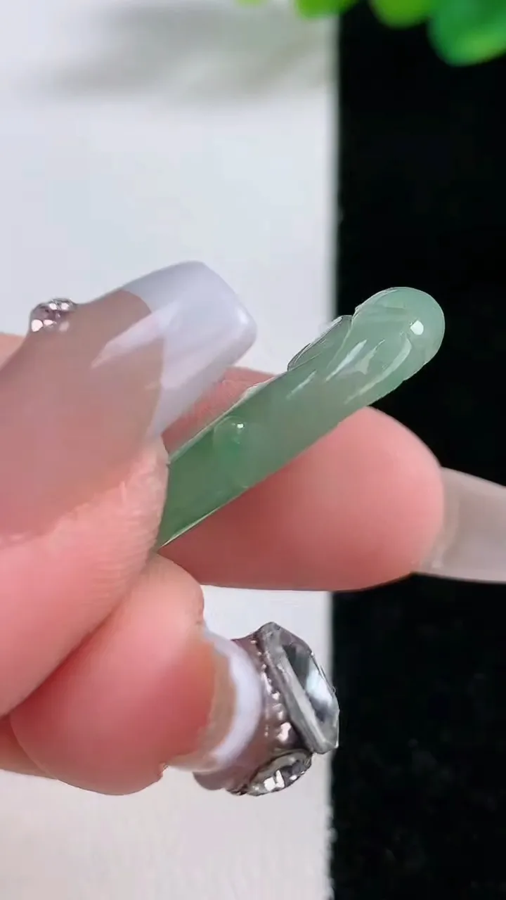 天然A货翡翠福瓜吊坠，尺寸42.5-16.8-4.8，重:6.84g
12月11日