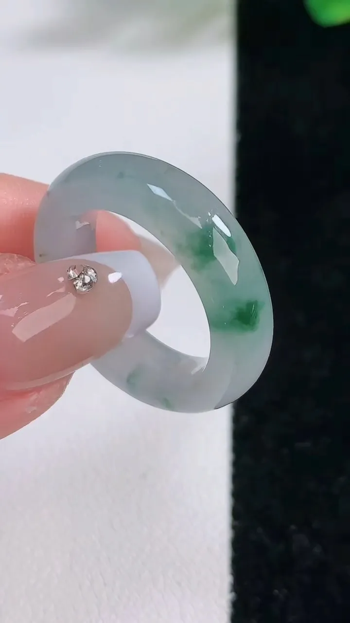 天然A货翡翠冰种飘花指环戒指，尺寸17.6-6.5-4.3，重:5.80g2025年12月11日
工厂直销收藏佳品,种好水足，色泽均匀，有种有色，上手高大气！